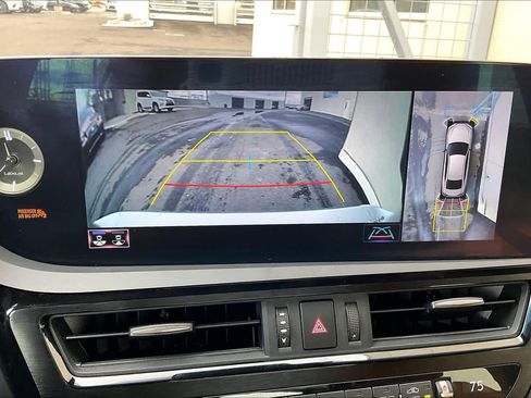 Used 2022 Lexus ES 300h w/ Luxury Package image 24