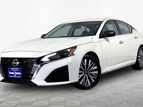 Used 2025 Nissan Altima 2.5 SV FWD image 2