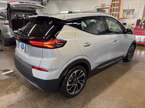 Used 2023 Chevrolet Bolt EUV Premier w/ Sun & Sound Package FWD image 6