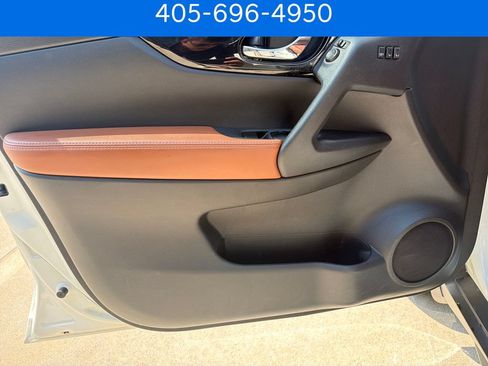 Used 2018 Nissan Rogue SL w/ Premium Package FWD image 11