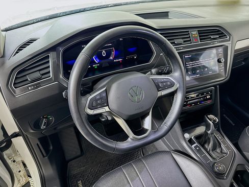 Used 2023 Volkswagen Tiguan SE w/ Panoramic Sunroof Package AWD/4WD image 24