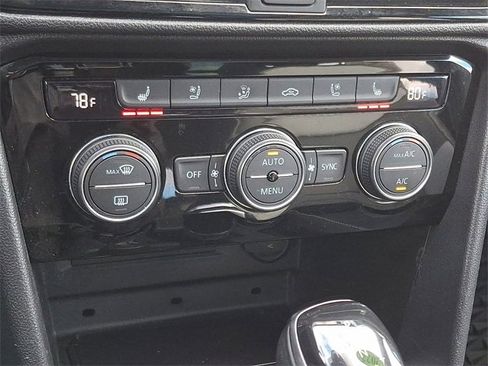 Used 2022 Volkswagen Taos SEL w/ Panoramic Sunroof Package image 16