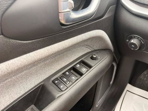 Used 2025 Jeep Compass Latitude AWD/4WD image 17