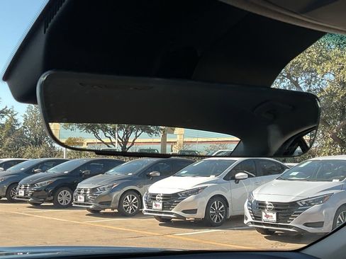 Used 2025 Genesis G70 2.5T image 25