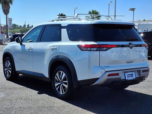 Certified 2024 Nissan Pathfinder SL image 6