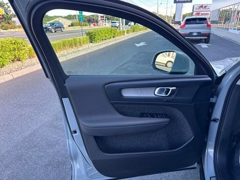 Certified 2025 Volvo XC40 B5 Core AWD/4WD image 19