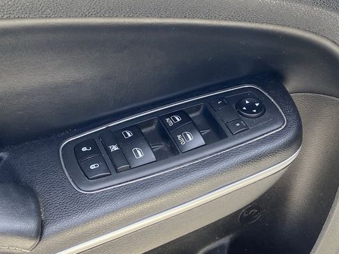 Used 2019 Chrysler 300 S image 7