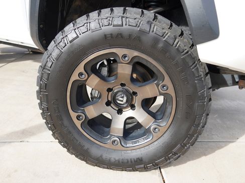 Used 2019 Toyota Tacoma TRD Off-Road image 10