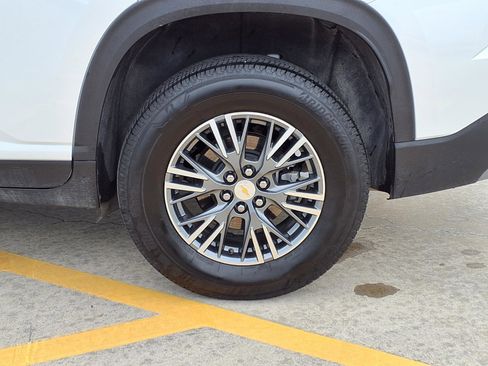 Used 2025 Chevrolet Traverse LT w/ Driver Confidence Package FWD image 9