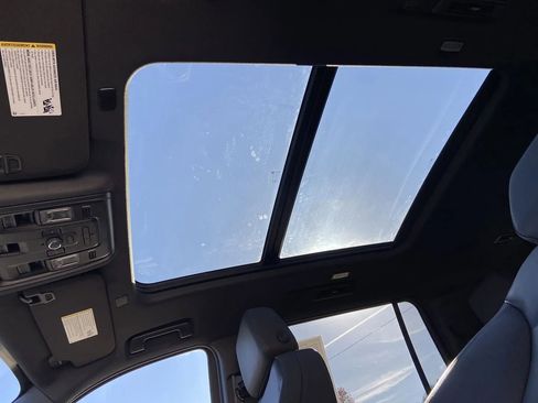 Used 2022 Chevrolet Suburban Z71 w/ Off-Road Capability Package image 14