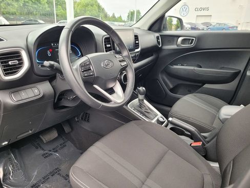 Used 2025 Hyundai Venue SEL FWD image 11