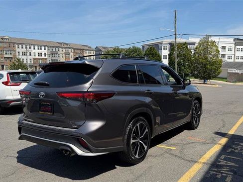 Used 2022 Toyota Highlander XSE FWD image 6