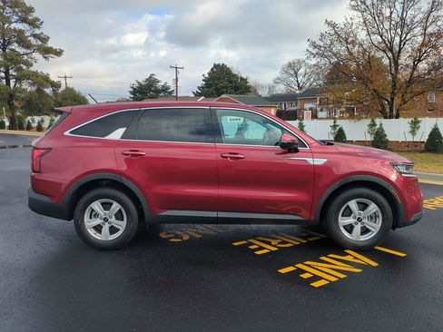 Used 2023 Kia Sorento LX image 3