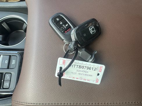 Certified 2025 Honda Pilot Elite image 38