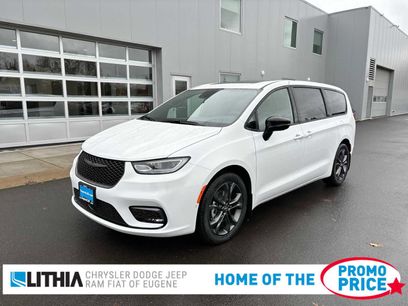 New 2026 Chrysler Pacifica Select