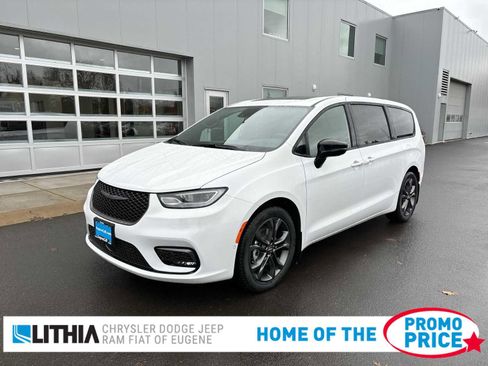 New 2026 Chrysler Pacifica Select image 1