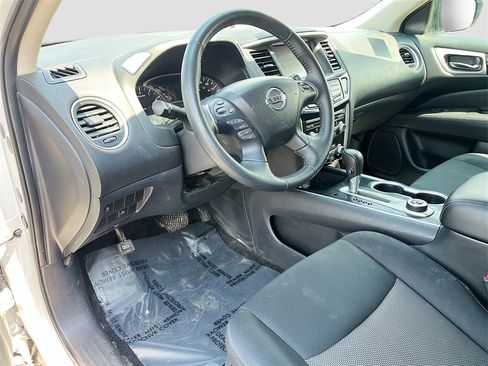 Used 2018 Nissan Pathfinder SV image 9