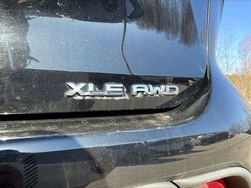 Used 2021 Toyota Highlander XLE AWD/4WD image 28