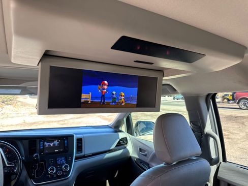 Used 2016 Toyota Sienna XLE Premium image 33