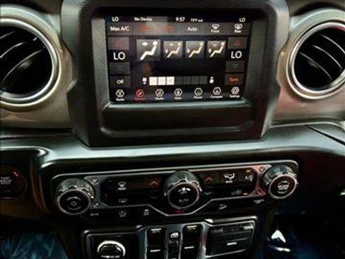 Used 2019 Jeep Wrangler Unlimited Sahara AWD/4WD image 16