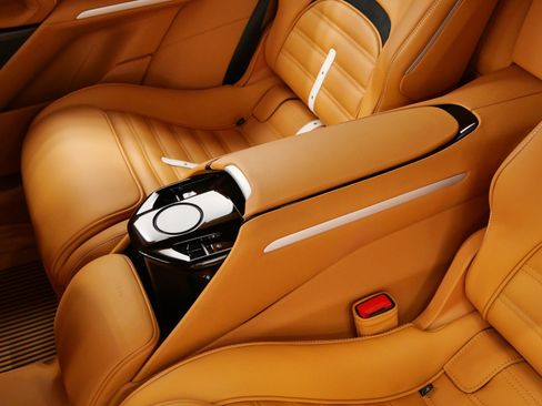 Used 2025 Ferrari Purosangue AWD/4WD image 33