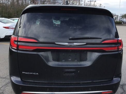 Used 2023 Chrysler Pacifica Touring-L image 4