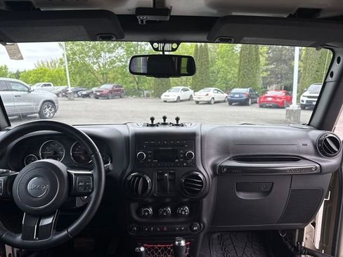 Used 2017 Jeep Wrangler Rubicon AWD/4WD image 9