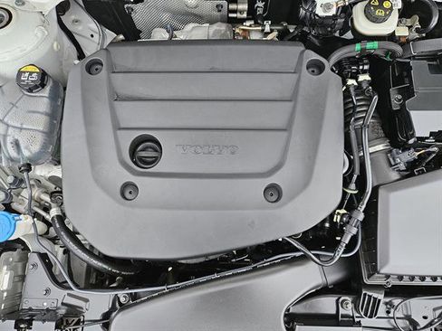 Used 2024 Volvo XC40 B5 Plus w/ Climate Package image 21