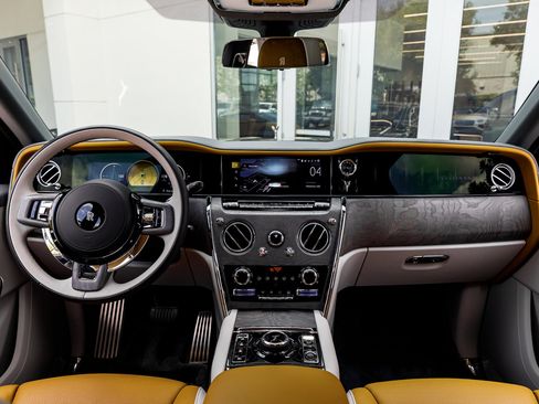 Certified 2025 Rolls-Royce Cullinan AWD/4WD image 38