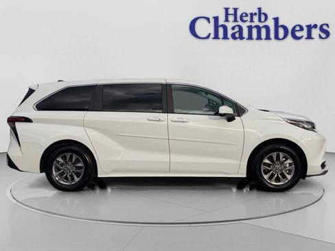 Used 2023 Toyota Sienna LE image 11