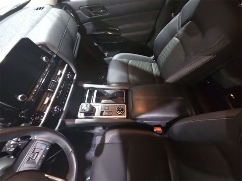 Used 2025 Nissan Pathfinder SV w/ SV Premium Package image 12