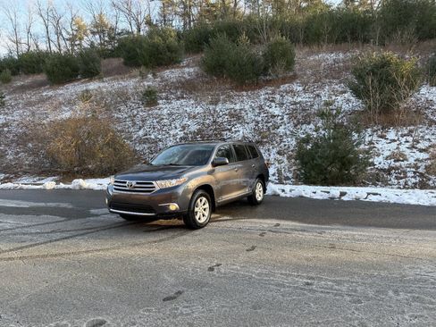 Used 2012 Toyota Highlander SE w/ Tow Pkg image 15
