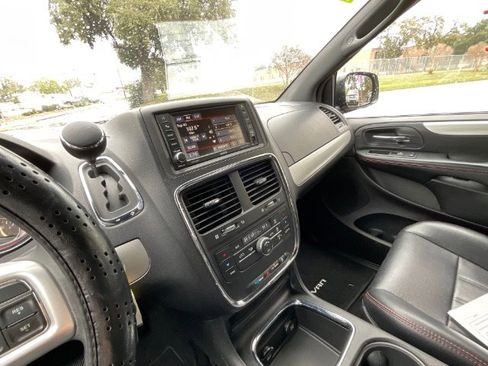 Used 2014 Dodge Grand Caravan R/T image 3