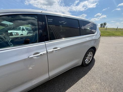 Used 2024 Chrysler Pacifica Touring-L FWD image 34