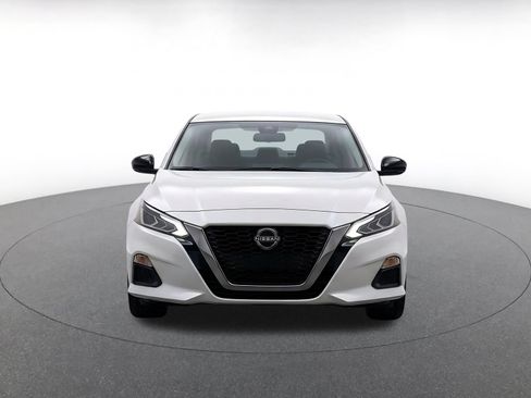 Used 2025 Nissan Altima 2.5 SV FWD image 2