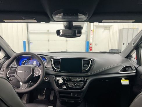 New 2026 Chrysler Pacifica Select image 10