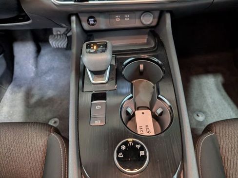 Used 2025 Nissan Rogue SV image 21