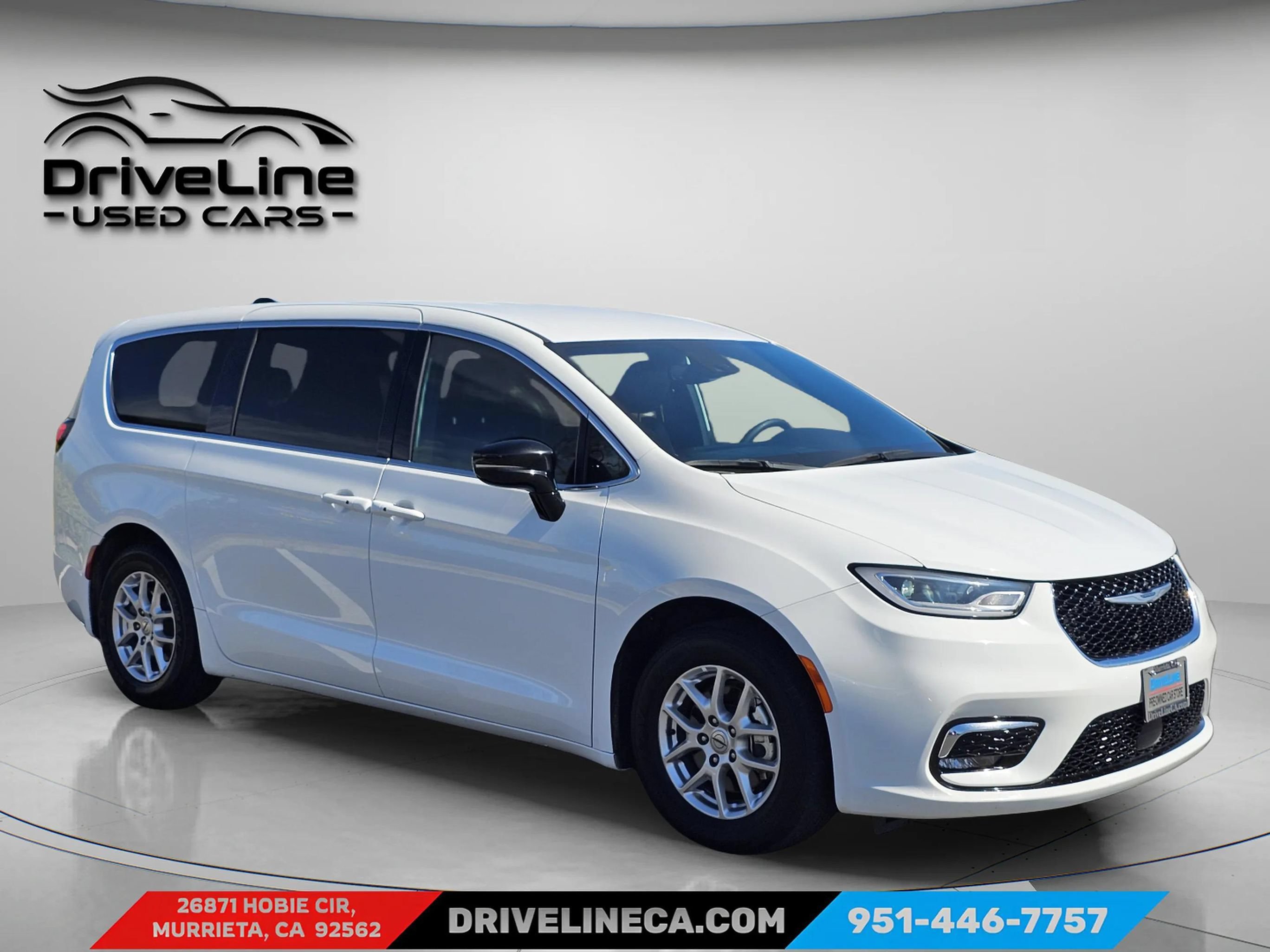 Used 2025 Chrysler Pacifica Select FWD image 9