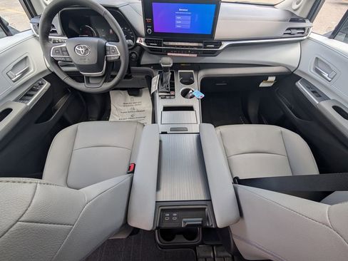 New 2026 Toyota Sienna XLE image 25