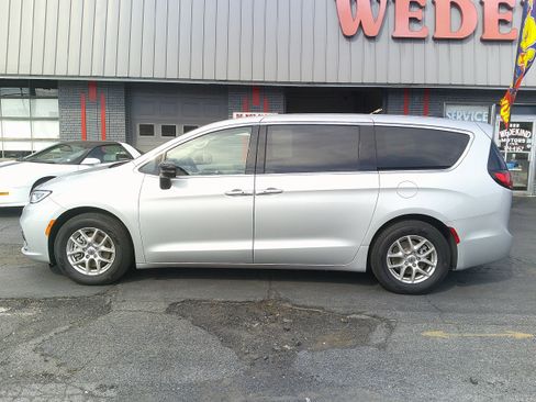 Used 2024 Chrysler Pacifica Touring-L FWD image 2