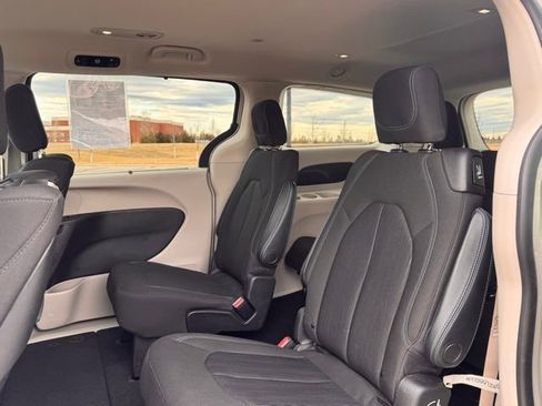 Used 2021 Chrysler Pacifica Touring w/ Uconnect Theater Family Group image 28