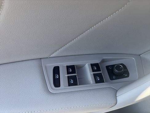 Used 2024 Volkswagen Tiguan SEL R-Line image 17