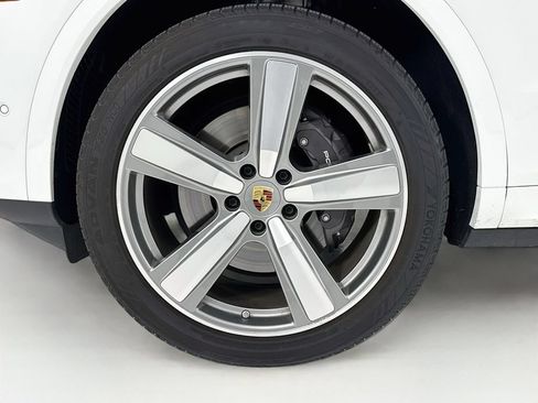 Certified 2024 Porsche Cayenne AWD/4WD image 32