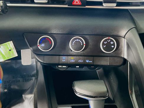 Certified 2025 Hyundai Elantra SE FWD image 16