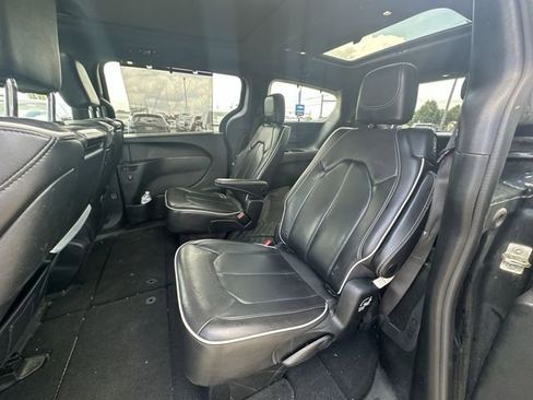 Used 2018 Chrysler Pacifica Limited w/ S Appearance Package FWD image 28