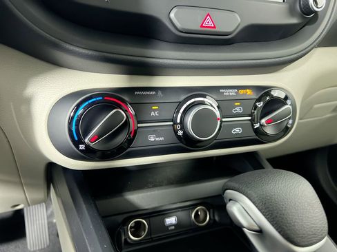 Used 2025 Kia Soul LX w/ LX Technology Package FWD image 23