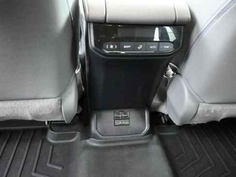 Used 2022 Toyota Highlander XLE AWD/4WD image 25