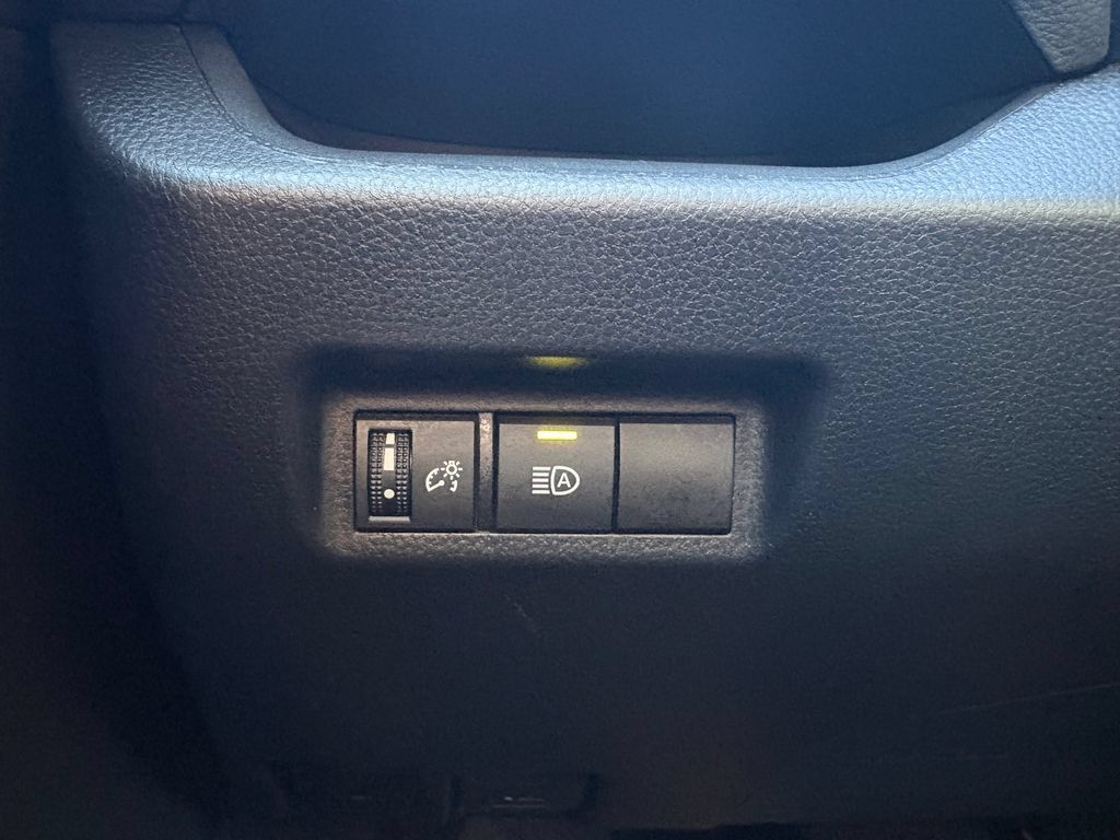 Used 2021 Toyota RAV4 XLE AWD/4WD image 20