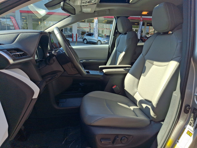 Certified 2025 Toyota Sienna XLE FWD image 16