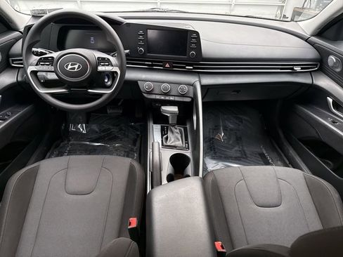 Used 2025 Hyundai Elantra SE image 14